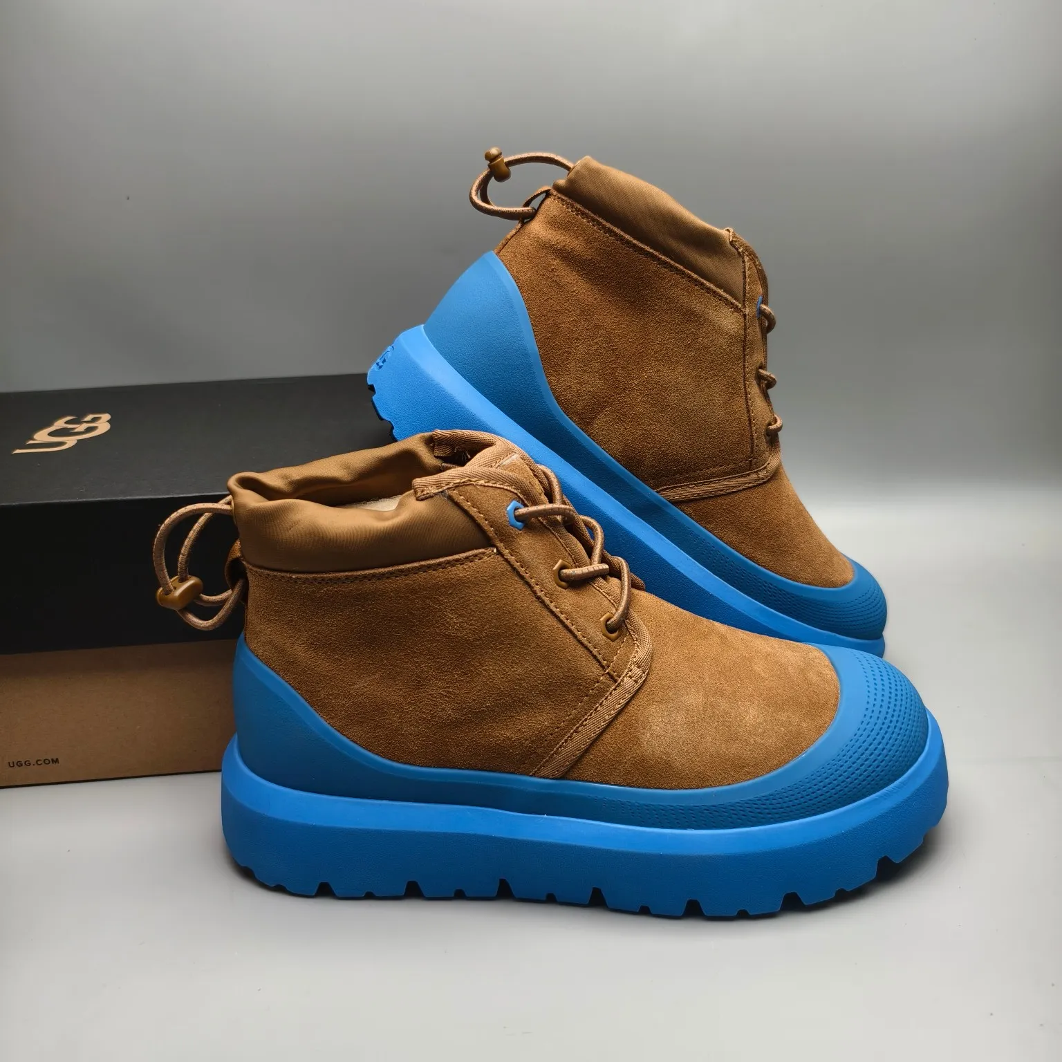 Couple model 👫 💰560 UGG sheepskin all-in-one snow boots 3991 Tasman Weather Hybrid snow boots 👢 Wang Yibo's same 👏 classic Tasman shoe model is added with a large orange sole, functional color contrast design, environmentally friendly waterproof and snowproof material, which is both fashionable and functional. At the same time, it is paired with the new UGG Keen furry color-blocking jacket. Bright orange and maroon collide to create a new light outdoor style and open up a new travel experience in early autumn! Using the best materials, the 17mm fur integrated surface is warmer and breathable, and the outsole is upgraded to a lightweight and wear-resistant light wing technology outsole!  Color: Black White Red Blue Light Gray Dark Gray Military Green Yellow Size: 35-45